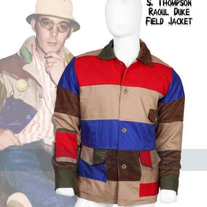 Könnte beinhalten: Eine mehrfarbige Patchwork-Feldjacke mit roten, blauen, beigen und braunen Einsätzen. Die Jacke hat einen Cordkragen und Taschen. Der Text "HUNTER S. THOMPSON RAOUL DUKE FIELD JACKET" ist oben rechts aufgedruckt.
