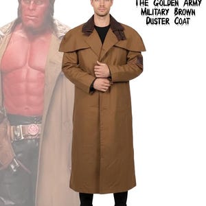 Puede incluir: Un abrigo largo militar marrón de Hellboy 2: The Golden Army. El abrigo presenta un cuello ancho, una capa en los hombros y un diseño largo y fluido. El texto en la imagen dice "Hellboy 2 The Golden Army Military Brown Duster Coat."