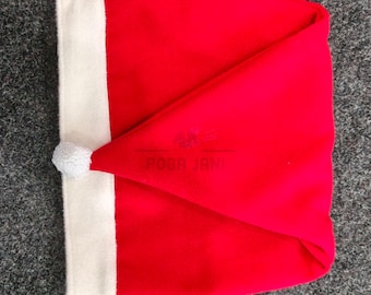 Puede incluir: Un gorro de Papá Noel rojo con un ribete de felpa blanco y un pompón blanco en la punta. El gorro está doblado, mostrando el interior. El gorro está hecho de un material suave.
