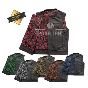 Könnte beinhalten: Schwarze Weste mit rotem Paisley-Futter, dargestellt mit anderen Westen in grünen, schwarz-weißen, goldenen, braunen und blauen Paisley-Mustern. Die Westen haben ein klassisches Design mit Taschen und roten Nähten. Der Text "POGA JANI" ist sichtbar.