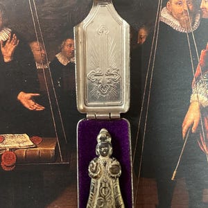 Seltener Vintage Taschenschrein mit Prager Säugling - Devotionalie Reisealtar mit Klappkasten & Samtfutter