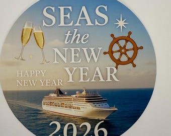 Puede incluir: Adhesivo redondo con fondo azul que muestra un crucero navegando en el océano. El adhesivo tiene las palabras "SEAS the NEW YEAR" y "HAPPY NEW YEAR 2026" con copas de champán y un timón.
