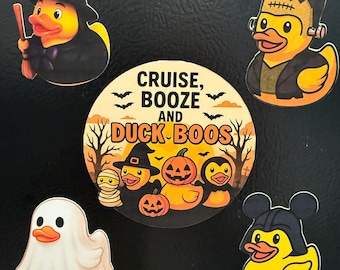 Könnte beinhalten: Eine Sammlung von Halloween-Entenmagneten. Enthält eine Hexenente, eine Frankenstein-Ente, eine Geisterente, eine Mickey-Mouse-Ente und einen zentralen Magneten mit dem Text "Cruise, Booze, and Duck Boos" mit Kürbissen und Fledermäusen.
