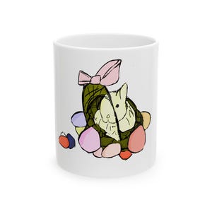 Cesta de Pascua: Huevos de primavera coloridos, taza con un divertido dibujo animado