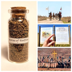 Könnte beinhalten: Eine kleine Glasflasche mit Korken, gefüllt mit braunen Granulaten. Das Etikett lautet "Horns of Hattin". Das Bild enthält auch historische Reenactment-Szenen: Reiter auf Pferden, Informationstafeln und eine große Gruppe von Soldaten.