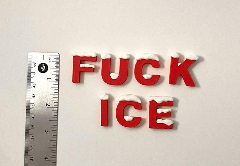 Pu&ograve; includere: Lettere rosse che compongono la scritta "FUCK ICE" con accenti bianchi simili alla neve sulla parte superiore. Un righello di metallo con misure in pollici si trova sul lato sinistro dell'immagine. Le lettere sono alte circa 2,5 cm.
