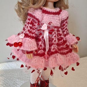 Puede incluir: Un juego de tres tazas de cerámica con un acabado mate moteado. Las tazas son en tonos crema, gris claro y gris oscuro. Cada taza tiene un diseño simple y minimalista, ideal para café o té.