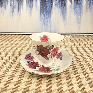 Royal Albert Bone China Tea Cup and Saucer Set – Vintage English Rose Pattern