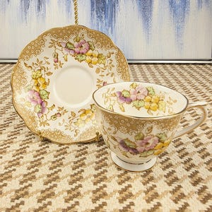 Vintage Royal Albert Lovelace Teetasse & Untertasse: Florales Bone China, Goldzierleisten