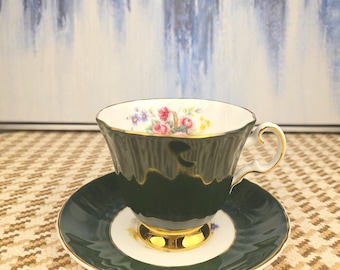 Filiżanka i spodek z porcelany kostnej Royal Grafton: zielone kwiatowe wnętrze, złote wykończenia