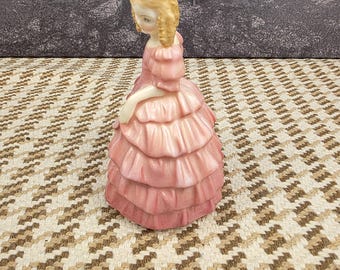 ヴィンテージ ロイヤルドルトン フィギュア：手描きの磁器製、ピンクの