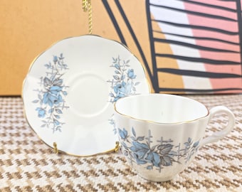 Vintage Engels porseleinen theekopje en schoteltje – blauw bloemmotief