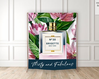 Fondo de cumpleaños con perfume, fiesta temática de diseñador, fiesta parisina, treinta y coqueta, cuarenta y fabulosa, fiesta de perfumes, flores tropicales rosas