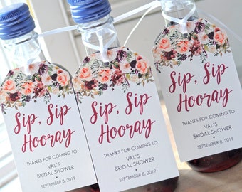 50 Etichette Personalizzate 'Sip Sip Hooray' Per Mini Bottiglie Champagne: Con Spago Bianco, Carta Lino 250g/mq, Misure 65x45 Mm. Perfette Per Addio Al Nubilato!