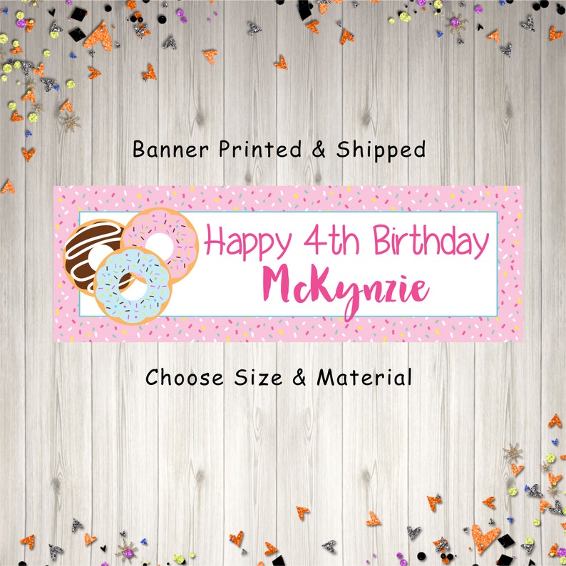 Op de afbeelding: Roze banner met een donut-thema. De banner zegt "Happy 4th Birthday Mckynzie".