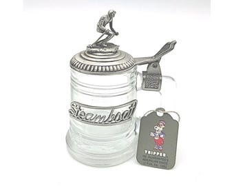1982 Mini Kristallkrug Schnapsglas mit Zinndeckel Skifahrer Figur Steamboat Emblem