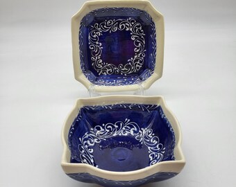 Juego de 2 piezas de cuenco y plato cuadrados de Talavera con bordes festoneados, pintados a mano en azul cobalto.