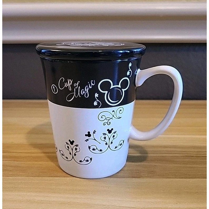 Tazza da caffè "Cup Of Magic" con coperchio di Topolino dei parchi Disney immagine 13
