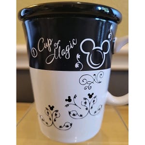 Tazza da caffè "Cup Of Magic" con coperchio di Topolino dei parchi Disney immagine 2