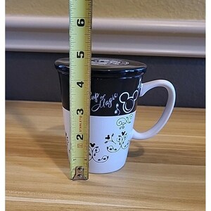Tazza da caffè "Cup Of Magic" con coperchio di Topolino dei parchi Disney immagine 11