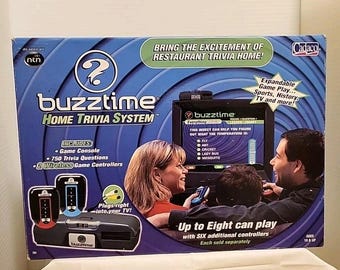 Sistema de juegos de preguntas y respuestas Buzztime Home de New Cadaco, de estilo vintage, con consola y 2 mandos.