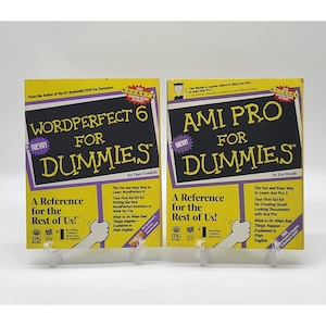 以下が含まれることがあります： WordPerfect 6 For Dummies（ダン・グーキン著）とAmi Pro For Dummies（ジム・ミード著）というタイトルの、黄色と黒のペーパーバック2冊。どちらの表紙にもDummiesのロゴ、太字のテキスト、白い背景に描かれた手のイラストがデザインされています。