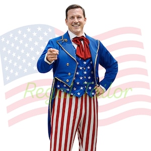 Puede incluir: Un abrigo azul y dorado con un chaleco estrellado y pantalones a rayas rojas y blancas. El atuendo recuerda al Tío Sam. La persona señala al espectador con una sonrisa.