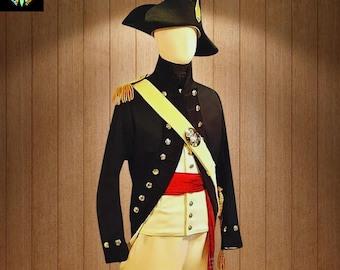 Peut inclure: Un uniforme militaire noir avec des boutons dorés, des épaulettes et une écharpe jaune. L'uniforme comprend un chapeau noir avec une plume blanche, une écharpe rouge et un pantalon crème. L'uniforme est présenté sur un mannequin.