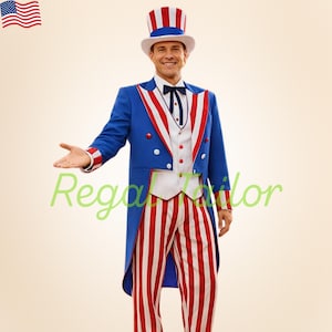 Op de afbeelding: Een patriottisch kostuum met een blauwe jas met lange achterkant, rood-wit gestreepte broek en een hoge hoed. De outfit bevat een wit vest, een zwarte vlinderdas en rood-wit gestreepte details. Het kostuum is geschikt voor een feestelijke gelegenheid.