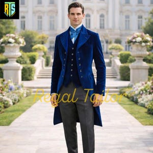Könnte beinhalten: Ein formeller marineblauer Samtanzug mit langem Mantel, Weste und Hose. Der Anzug hat einen doppelreihigen Mantel und wird mit einem hellblauen Halstuch getragen. Die Worte "Regal Tailor" sind in Gold geschrieben.