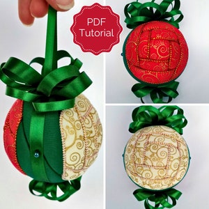 Puede incluir: Un adorno navideño acolchado verde, rojo y crema con un patrón de espiral dorado y un lazo de cinta verde. El adorno cuelga de una cuerda verde. La imagen incluye el texto "PDF Tutorial".