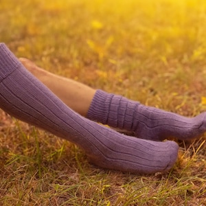 Mohair knielange wandelsokken met een ribpatroon aan de pijpen en een kussenvormige poolzool voor warmte en comfort Lavender