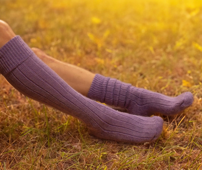 Mohair knielange wandelsokken met een ribpatroon aan de pijpen en een kussenvormige poolzool voor warmte en comfort Lavender