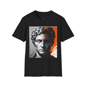 Könnte beinhalten: Schwarzes T-Shirt mit einer Grafik eines klassischen Büstenbildes in Grau und Orange. Die Büste zeigt einen Mann mit lockigem Haar und ernstem Gesichtsausdruck. Das Design hat einen modernen, künstlerischen Stil, ideal für Freizeitkleidung.