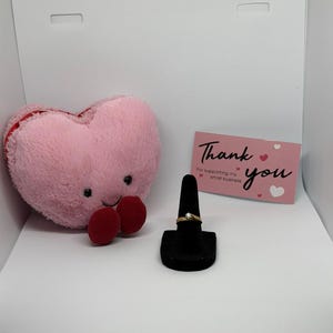 Pierścionek zaręczynowy ze złota próby 18 karatów z diamentem.