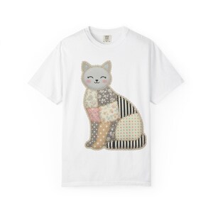 Maglietta patchwork neutra, maglietta vintage con gatto in stile cottagecore, regalo minimalista per amanti dei gatti