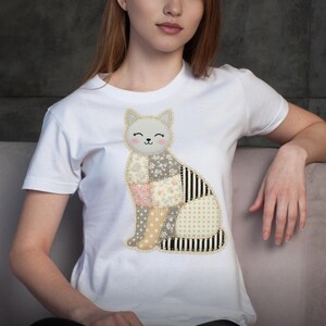 Camiseta de retazos en tonos neutros, camiseta vintage estilo cottagecore con gatos, regalo minimalista para amantes de los gatos.