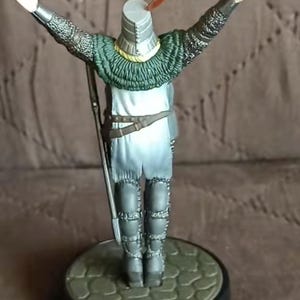 Solaire of Astora Figure – 10cm Praise the Sun Pose – Dark Souls Inspired Collectible with Box