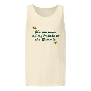 Könnte beinhalten: Cremefarbenes Tanktop mit dem Text "Karma takes all my friends to the Summit" in grüner Schrift. Der Text wird von zwei Sätzen goldener Sternen-Grafiken begleitet. Ein lässiges, ärmelloses Oberteil.