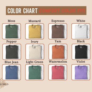 Pu&ograve; includere: Una tabella colori che mostra vari colori di magliette, tra cui Moss, Senape, Espresso e Bianco. Altri colori mostrati sono Pepe, Avorio, Ignaro, Nero, Blue Jean, Verde Chiaro, Anguria e Violetto. Il testo "COLOR CHART" &egrave; in alto.