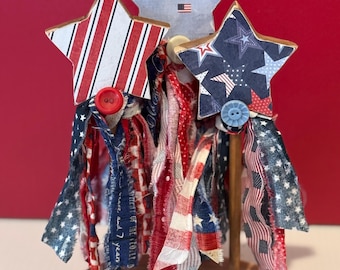 Adorno rústico patriótico con tres estrellas. Detalles desgastados de estrellas y rayas. Diseño del Día de la Independencia con tela rasgada. Estilo americano.