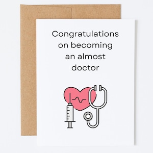 Carte drôle de remise des diplômes, remise des diplômes d'infirmière, félicitations pour être devenu presque un docteur, étudiant en doctorat IA dentiste dermatologue thérapeute diplômé