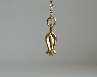Petite bud  necklace in gold