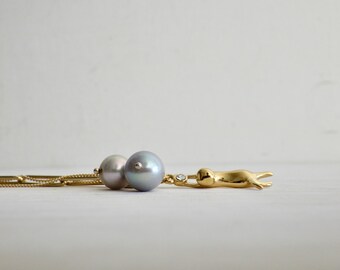 Playful cat pendant with grey pearls