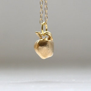 Collar de manzana en oro mate
