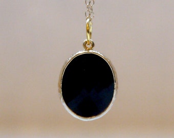 Black glass pendant in gold