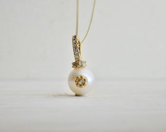 Sparkling crystal inlaid pearl charm