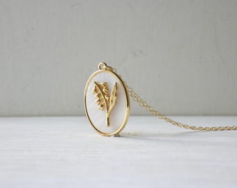 Lily gold necklace