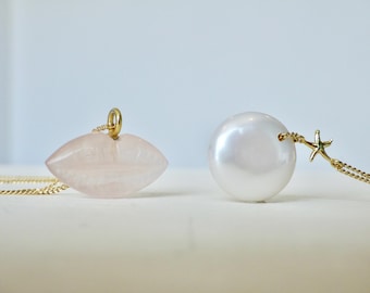 Vintage style kiss and pearl necklace
