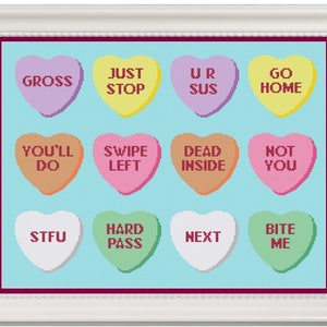 Puede incluir: Un conjunto de 12 corazones de conversación de caramelo en forma de corazón con varias frases impresas en ellos, que incluyen "Gross", "Just Stop", "Ur Sus", "Go Home", "You'll Do", "Swipe Left", "Dead Inside", "Not You", "STFU", "Hard Pass", "Next" y "Bite Me".